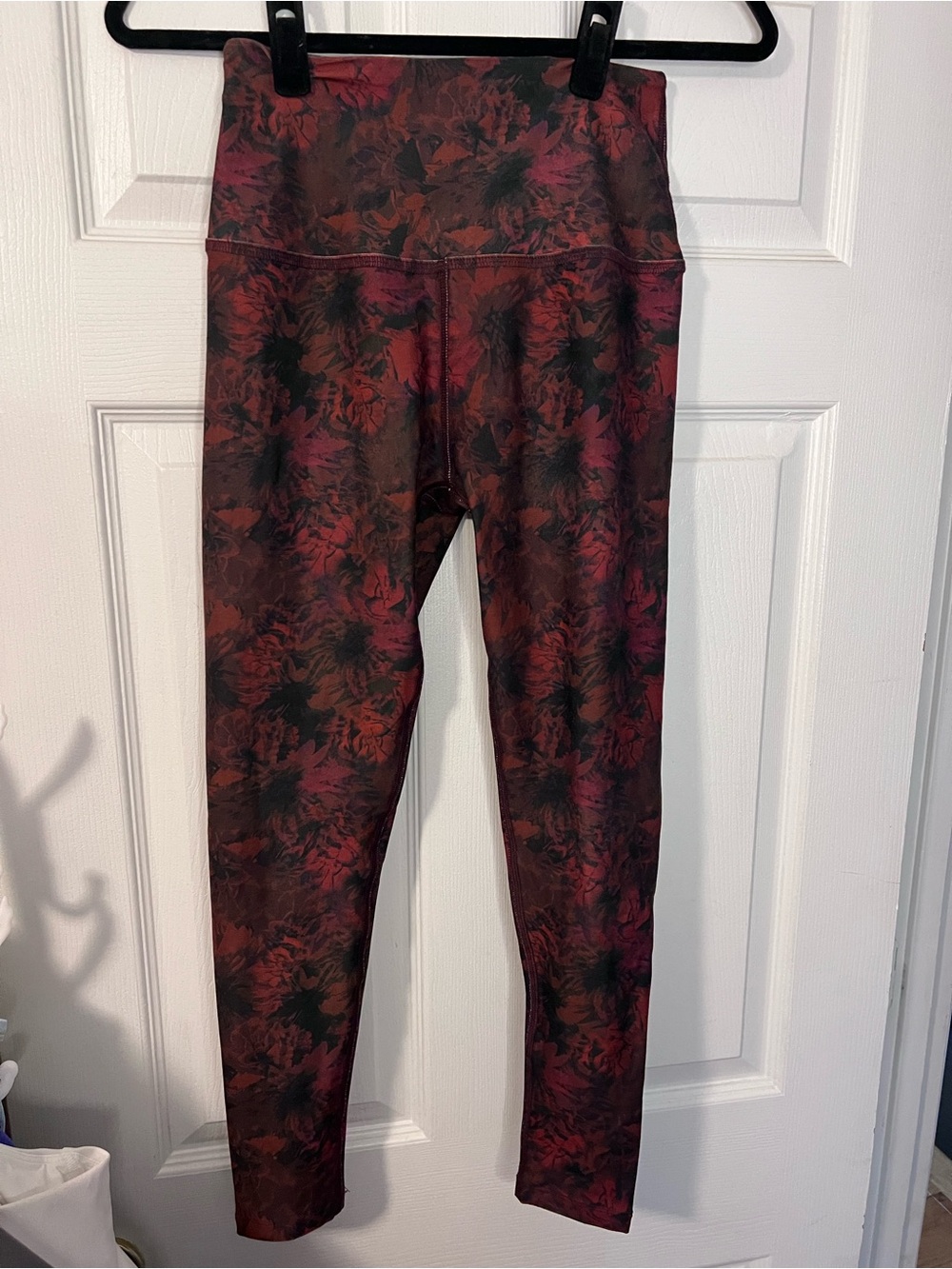 #465 Beyond Yoga High Waisted Midi Leggings Floral Print Size Medium EUC